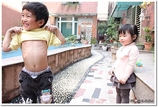 想學峻峻翻肚子.jpg