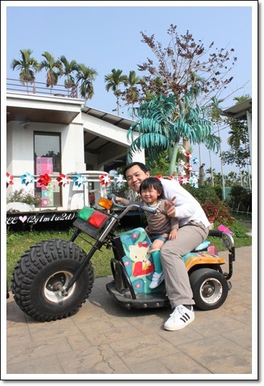 把拔與E騎摩托車.jpg