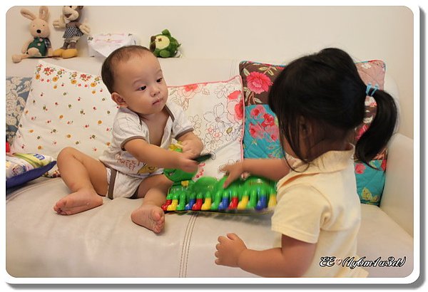 兩人搶玩具囉.jpg