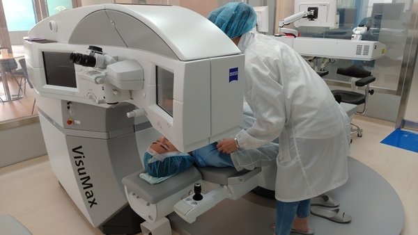 新竹權威眼科醫師smile全飛秒
