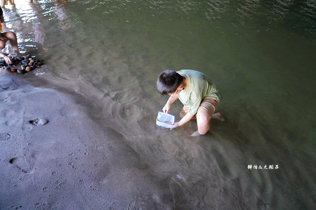 北海岸親子玩水，萬里海水浴場，半月型白色沙灘，新北免費玩水景