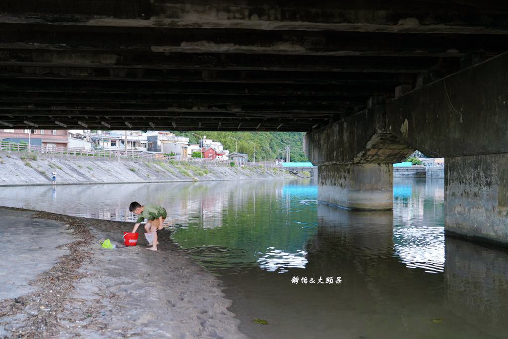 北海岸親子玩水，萬里海水浴場，半月型白色沙灘，新北免費玩水景