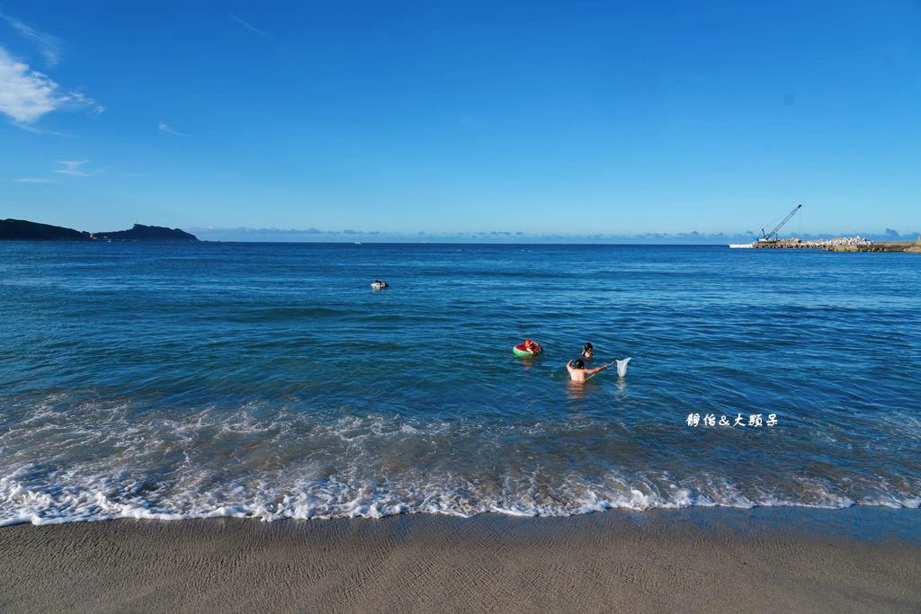 北海岸親子玩水，萬里海水浴場，半月型白色沙灘，新北免費玩水景