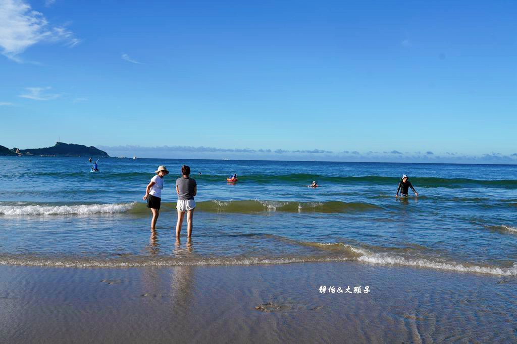 北海岸親子玩水，萬里海水浴場，半月型白色沙灘，新北免費玩水景