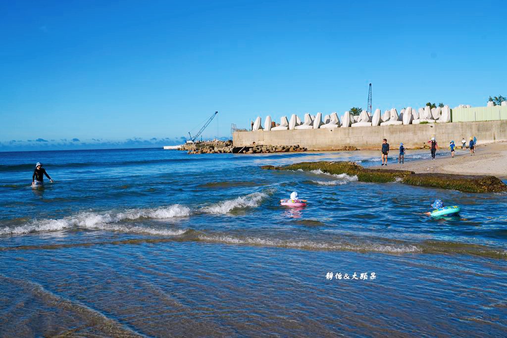 北海岸親子玩水，萬里海水浴場，半月型白色沙灘，新北免費玩水景