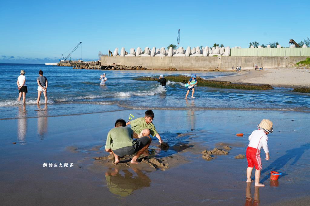 北海岸親子玩水，萬里海水浴場，半月型白色沙灘，新北免費玩水景