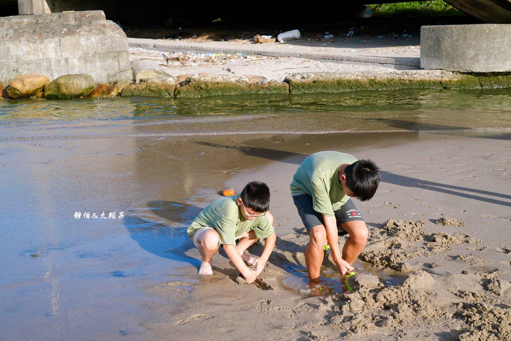 北海岸親子玩水，萬里海水浴場，半月型白色沙灘，新北免費玩水景