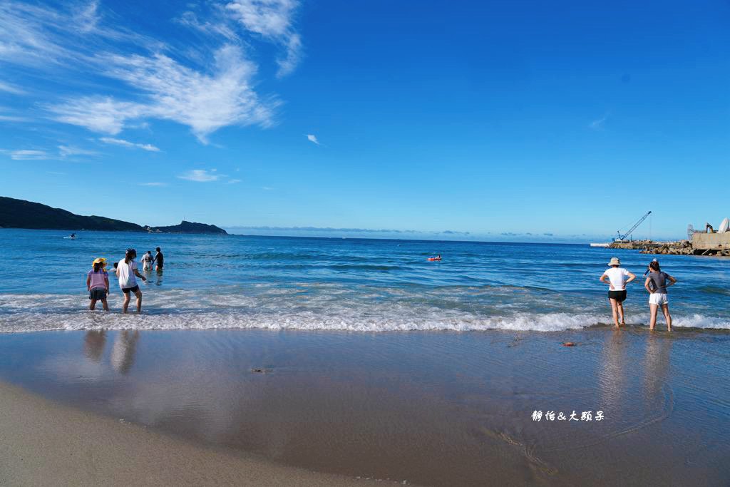 北海岸親子玩水，萬里海水浴場，半月型白色沙灘，新北免費玩水景