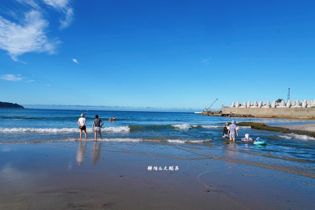 北海岸親子玩水，萬里海水浴場，半月型白色沙灘，新北免費玩水景