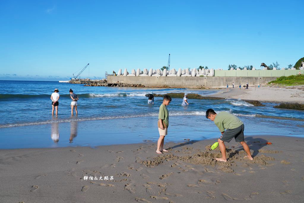 北海岸親子玩水，萬里海水浴場，半月型白色沙灘，新北免費玩水景