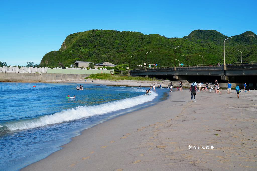 北海岸親子玩水，萬里海水浴場，半月型白色沙灘，新北免費玩水景