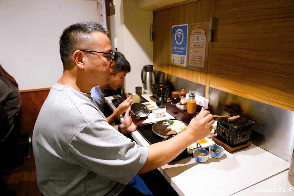 東京淺草超人氣炸牛排「浅草牛かつ」，整整排了一個多小時才吃到