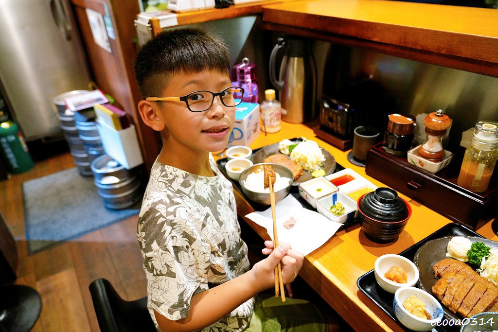 東京淺草超人氣炸牛排「浅草牛かつ」，整整排了一個多小時才吃到