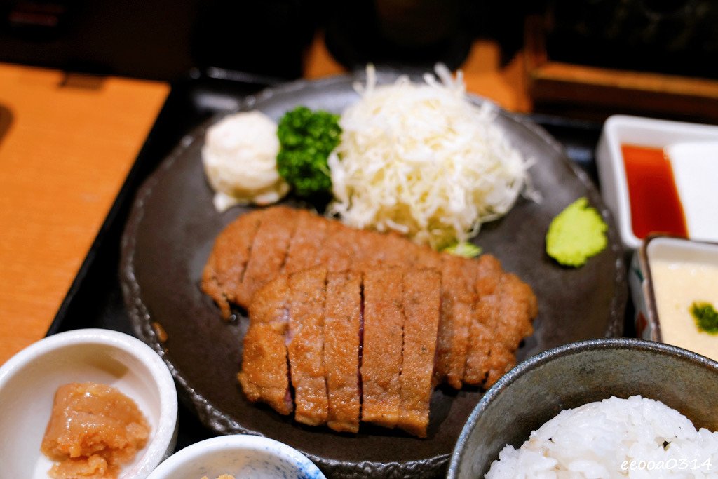 東京淺草超人氣炸牛排「浅草牛かつ」，整整排了一個多小時才吃到