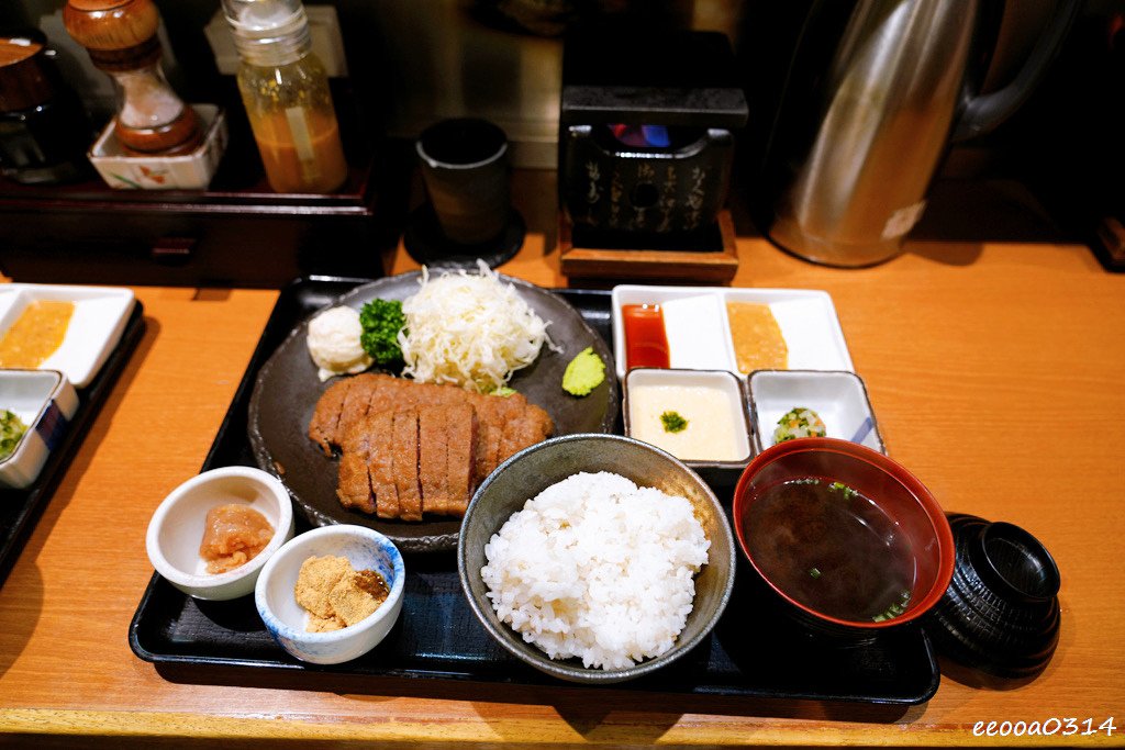 東京淺草超人氣炸牛排「浅草牛かつ」，整整排了一個多小時才吃到