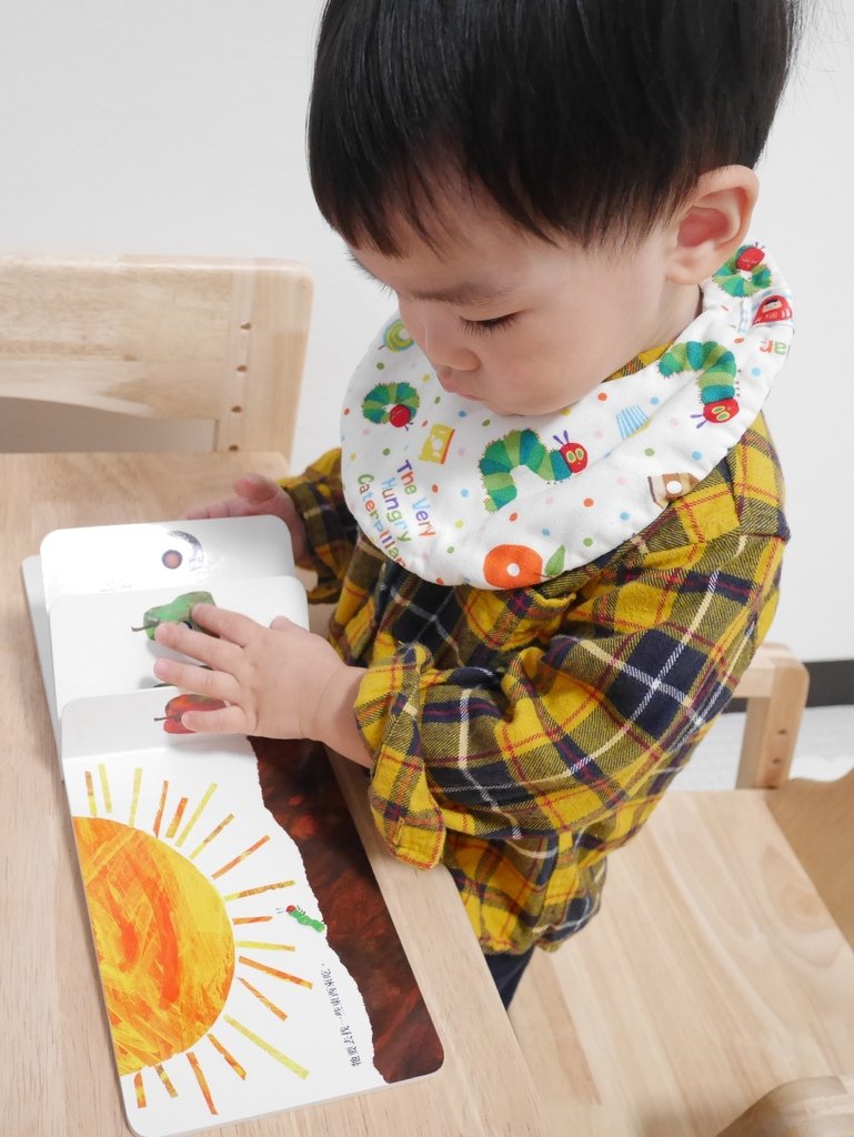 ▼寶寶喝能恩極選後，對書籍類也都越來越有興趣，會很認真的一個人翻書超過5分鐘以上！