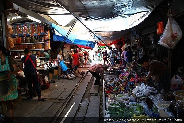 美功鐵道市集Mae Klong Railway Market (6).JPG