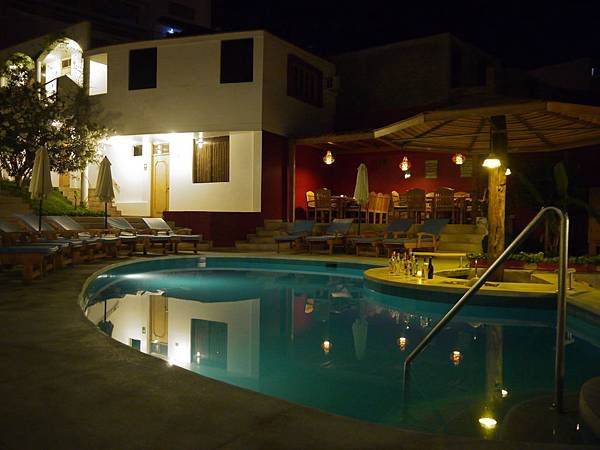 Hotel Villa Jazmin at night