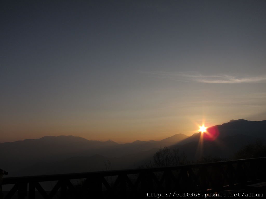 13 台灣阿里山日出 2012.03.17.JPG