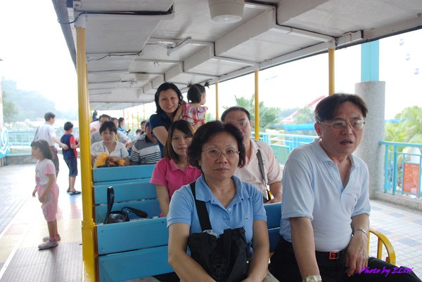 哈哈親子列車-全家福.jpg