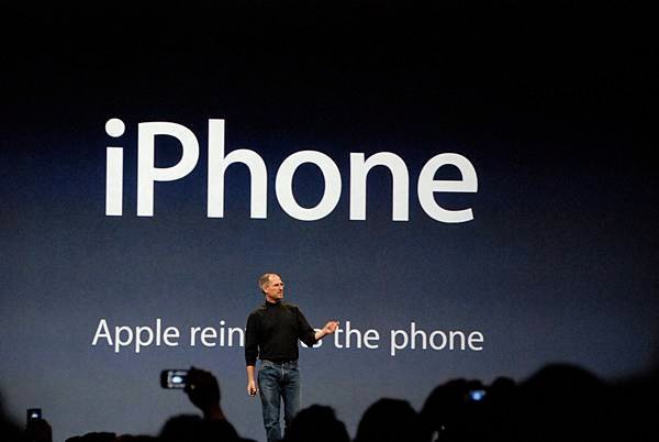 Steve_Jobs_presents_iPhone.jpg