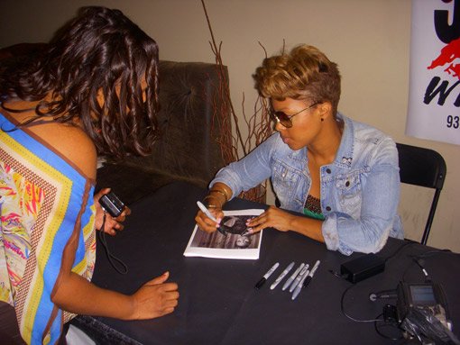 chrisette-signing-autographs