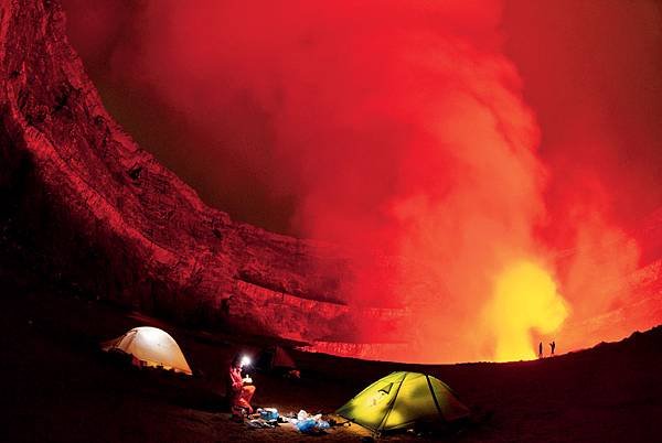 nyiragongo-volcano-toxic-camp-950x635