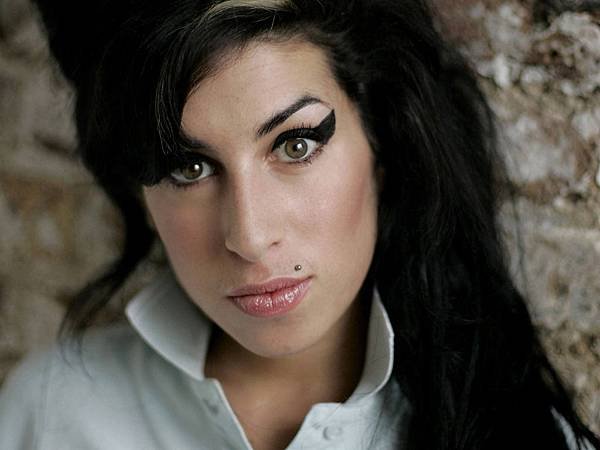 Amy_Winehouse_0001_1600X1200_Wallpaper.jpg