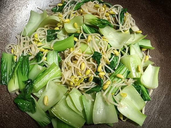 靖魚豆芽青江菜和洋蔥炒蛋