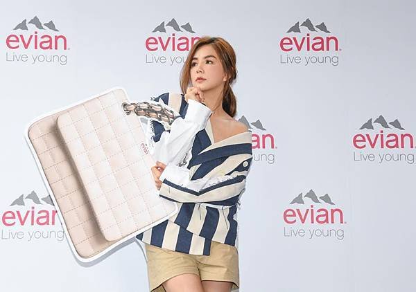 Ella 2017。7。28 evian3.jpg