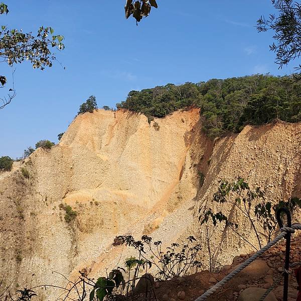 228爬苗栗火炎山，慶功宴新月梧桐