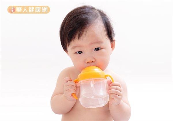 究竟嬰幼兒除了奶水外，平時還要額外補充水分嗎？