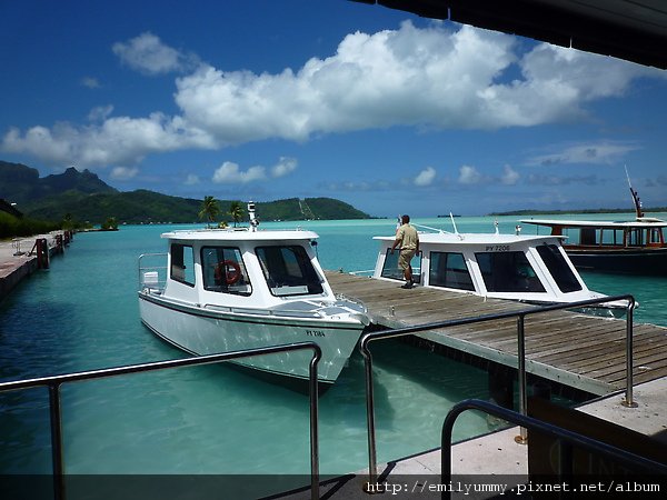 我們住的是intercontinental borabora le moana resort，在bora bora，intercontinental有兩家，我們住的是新的那間。旁邊是hilton的船