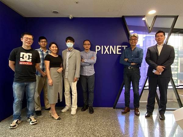 富鴻網事業部劉燦永協理(右一)、PIXNET研發中心副總黃凱澤(右二) 與 AIGO 創意賽優勝隊伍進行技術交流。.JPG