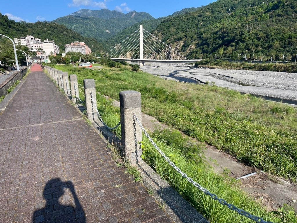 【台東】知本圳親水公園．知本山上有家麵包店．鱷魚山觀景平台．