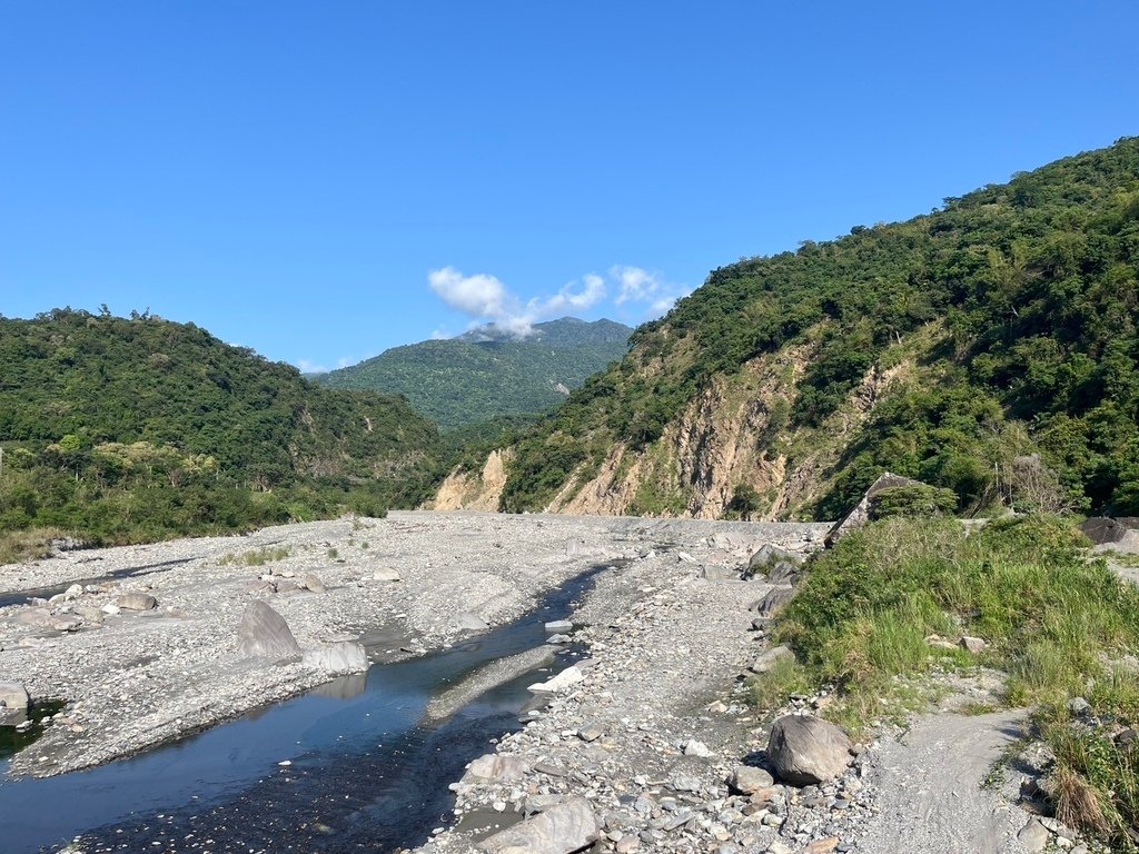 【台東】知本圳親水公園．知本山上有家麵包店．鱷魚山觀景平台．