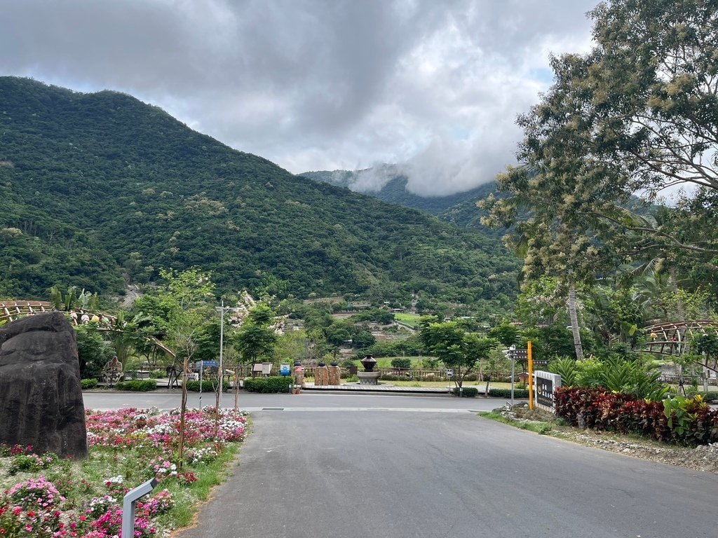 【台東】知本圳親水公園．知本山上有家麵包店．鱷魚山觀景平台．
