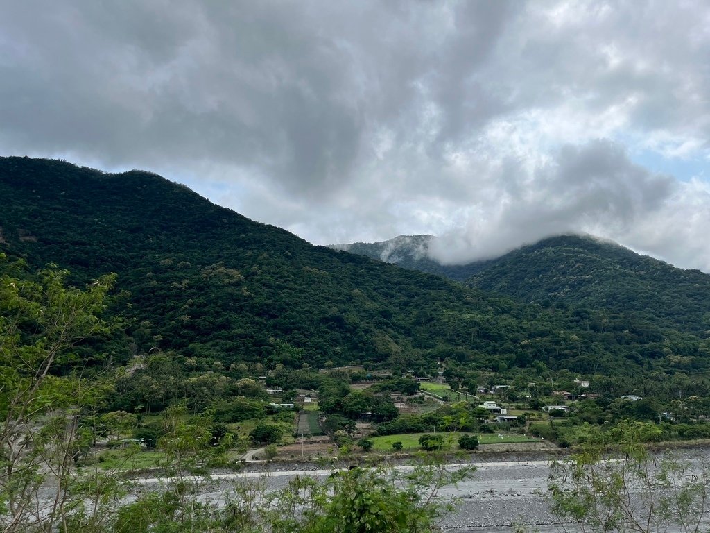 【台東】知本圳親水公園．知本山上有家麵包店．鱷魚山觀景平台．