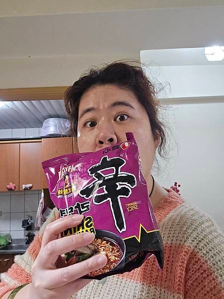 韓國農心辛拉麵泰式酸辣口味開箱！泰國酸辣湯頭x韓式粗麵條，給