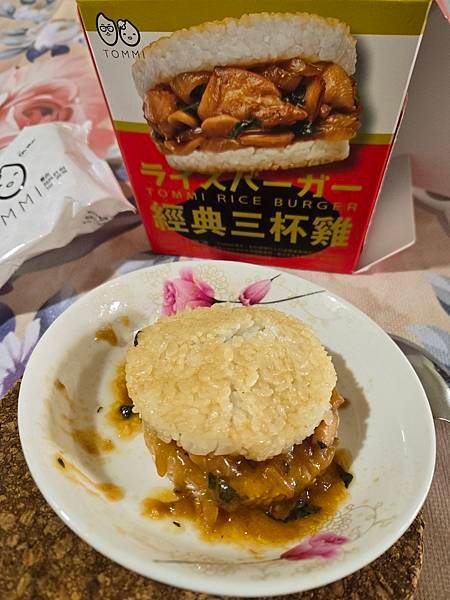 全聯Tommi湯米經典三杯雞米漢堡開箱評測：微波爐加熱口感超