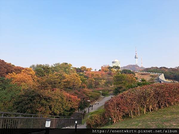 【韓國旅遊】首爾南山白凡廣場及城郭景色，秋天賞楓最佳景點。