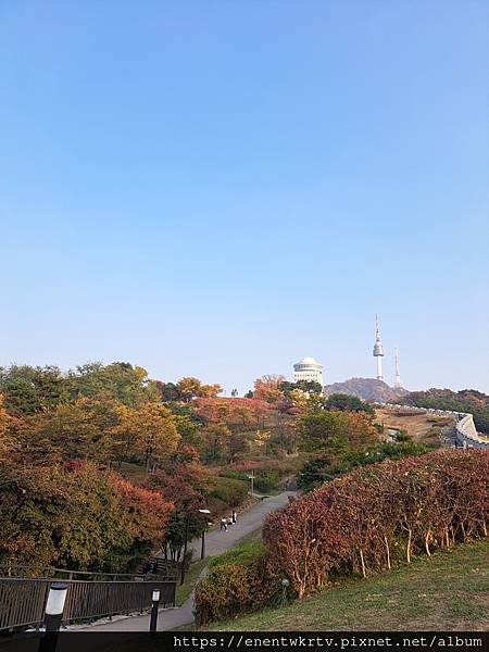 【韓國旅遊】首爾南山白凡廣場及城郭景色，秋天賞楓最佳景點。