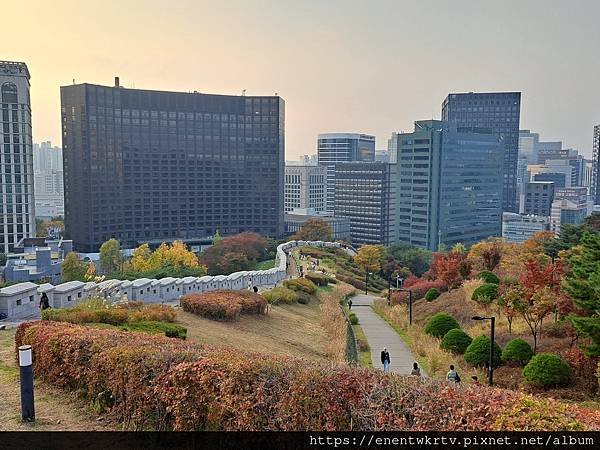 【韓國旅遊】首爾南山白凡廣場及城郭景色，秋天賞楓最佳景點。