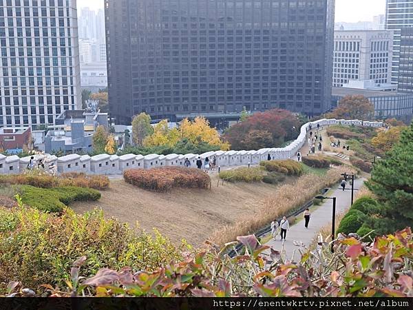 【韓國旅遊】首爾南山白凡廣場及城郭景色，秋天賞楓最佳景點。