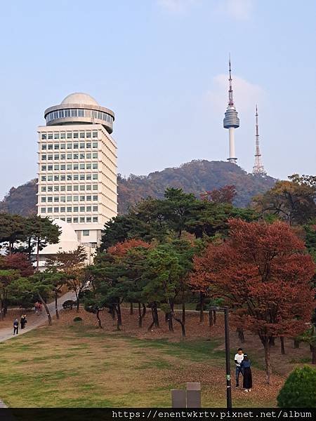 【韓國旅遊】首爾南山白凡廣場及城郭景色，秋天賞楓最佳景點。