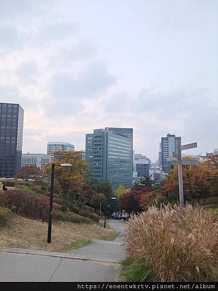 【韓國旅遊】首爾南山白凡廣場及城郭景色，秋天賞楓最佳景點。