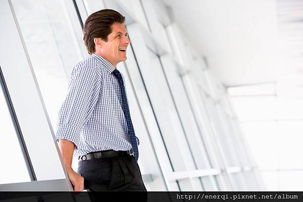 businessman-standing-in-corridor-laughing_StXeLXpCHj.jpg