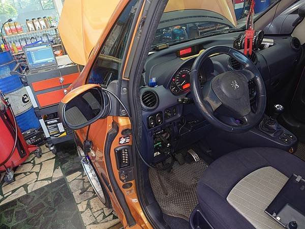 PEUGEOT 1007 1.4 引擎水溫燈異常亮啟.