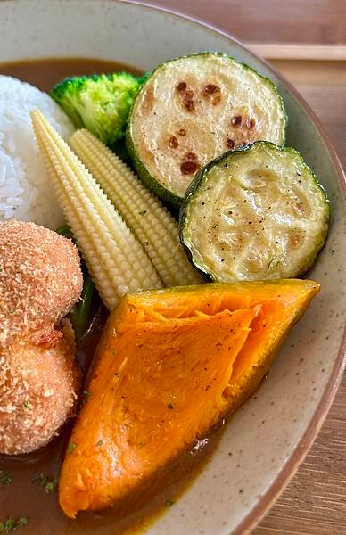 【高雄食記】【新興】《遙遙相望｜洋食小餐館》 -- 1.由在