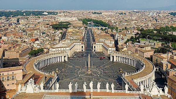 聖彼得教堂2780px-St_Peter%5Cs_Square,_Vatican_City_-_April_2007.jpg